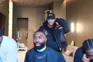 杰伦·布朗曾在直播中致电詹姆斯：去土耳其能改善发际线吗？